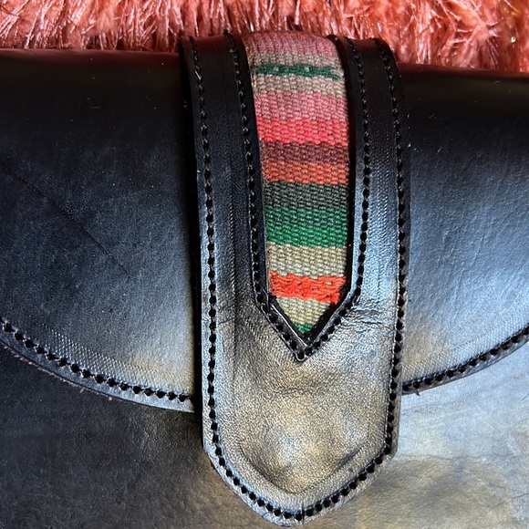 💯 leather SADDLE style PURSE w textile detail. - Picture 2 of 5
